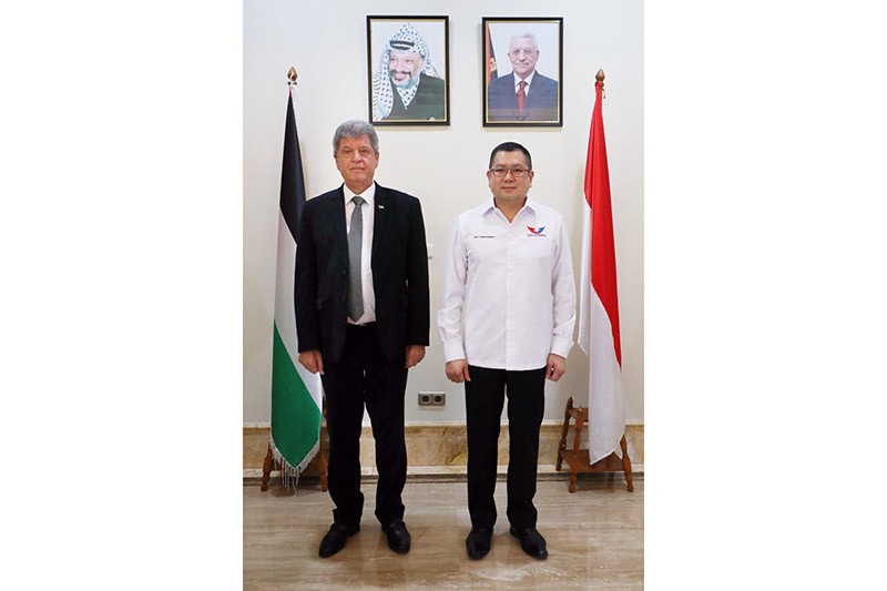 Peluk Hary Tanoe, Dubes Zubair Al Shun Terharu Partai Perindo Peduli Rakyat Palestina - Bagian 4