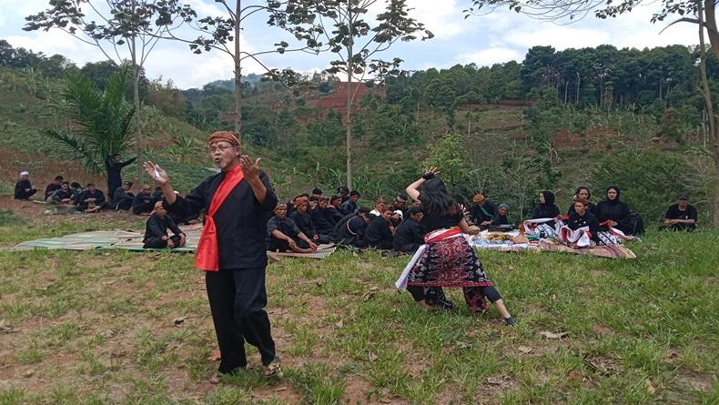 Tolak Penghianat Konstitusi, Masyarakat Adat Ritual di Gunung Manglayang Bandung