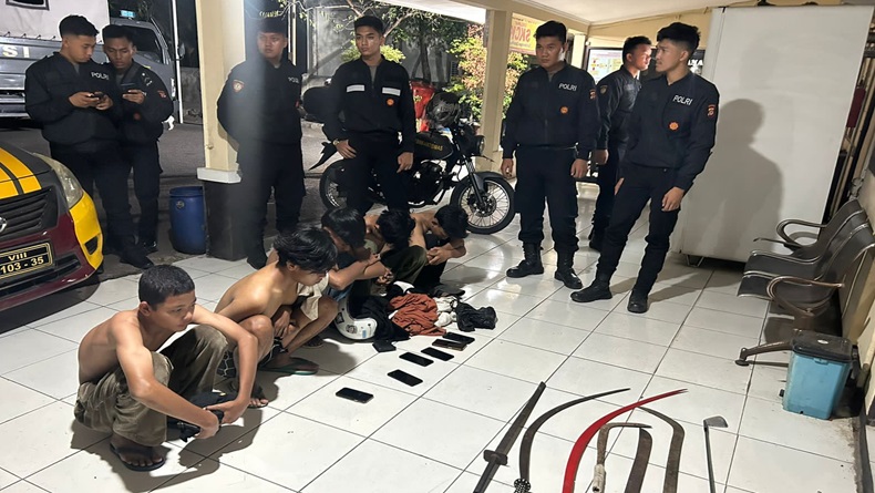 title Pemuda Karawang Hendak Tawuran Dibubarkan Polisi, 5 Orang Ditangkap Bawa Celurit  Pemuda Karawang Hendak Tawuran Dibubarkan Polisi, 5 Orang Ditangkap Bawa Celurit