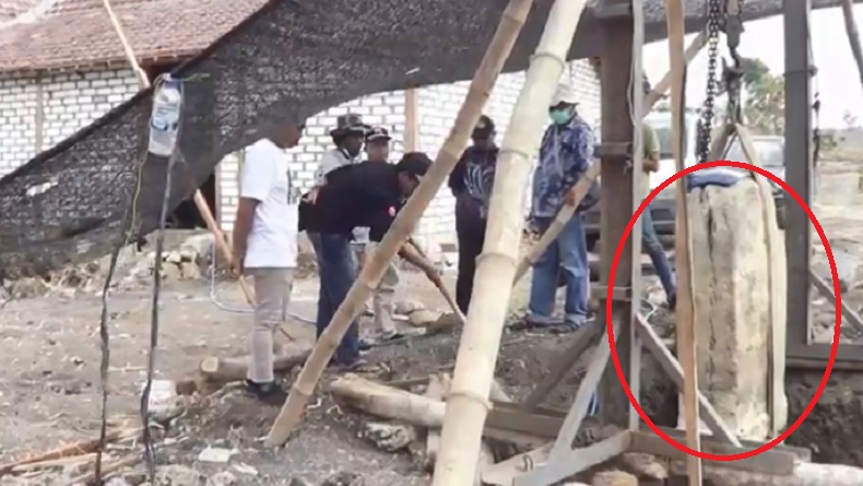 title 2 Prasasti Zaman Kerajaan Airlangga di Kebun Warga Lamongan Diangkat  2 Prasasti Zaman Kerajaan Airlangga di Kebun Warga Lamongan Diangkat