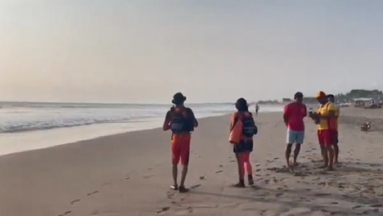 2 WNA Terseret Ombak di Pantai Batubelig Kerobokan, 1 Selamat 1 Hilang