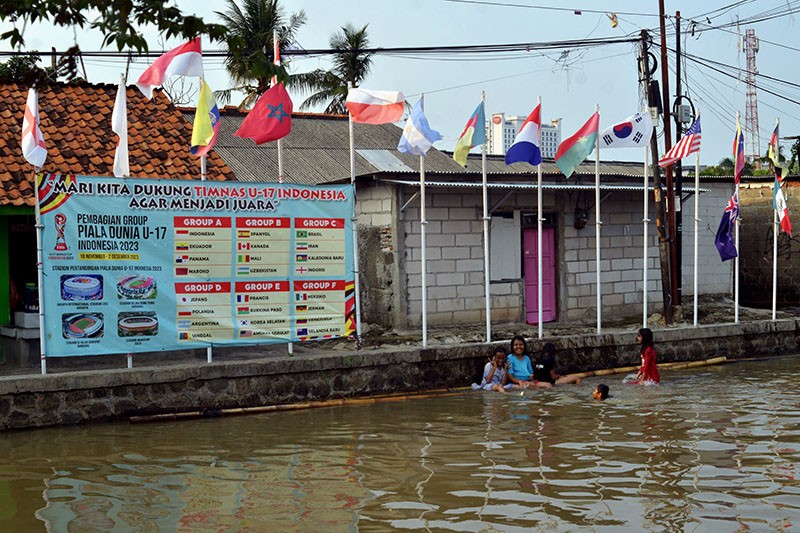 Kampung Asem Bekasi Dihiasi Bendera Negara Peserta Piala Dunia U-17 - Bagian 1
