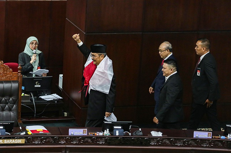 Jimly Dikalungi Bendera Merah Putih Usai MKMK Pecat Anwar Usman dari Ketua MK - Bagian 2