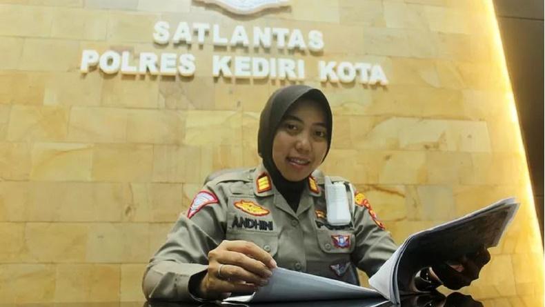 title Kisah AKP Andhini Puspa, Sungkem dan Cuci Kaki Orang Tua saat Daftar Polisi Kisah AKP Andhini Puspa, Sungkem dan Cuci Kaki Orang Tua saat Daftar Polisi