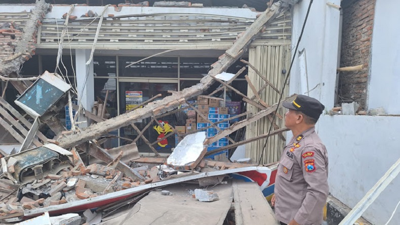 Teras Bangunan Minimarket di Malang Selatan Roboh, 2 Orang Luka