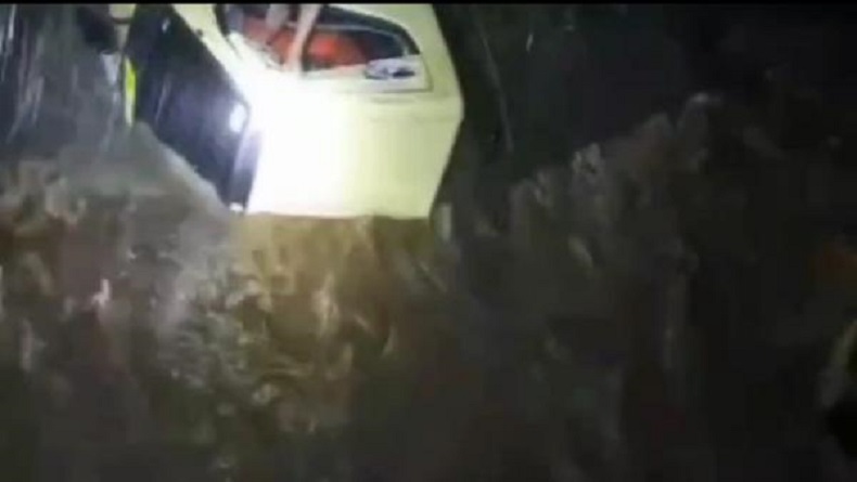 Truk Pasir Terseret Arus Sungai di Tangse Pidie, Sopir Selamat