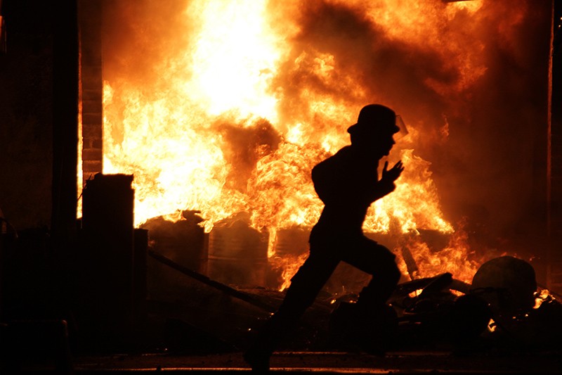 title Bangunan Bekas Kafe di Palangka Raya Terbakar, Api Nyaris Menyambar Kantor Partai Bangunan Bekas Kafe di Palangka Raya Terbakar, Api Nyaris Menyambar Kantor Partai
