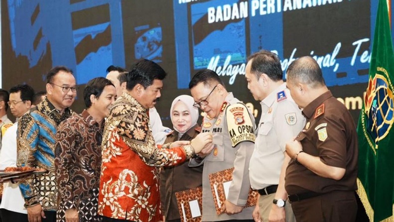title Kapolda Lampung Dapat Pin Emas dari Menteri Agraria, Sukses Ungkap Kasus Mafia Tanah Kapolda Lampung Dapat Pin Emas dari Menteri Agraria, Sukses Ungkap Kasus Mafia Tanah