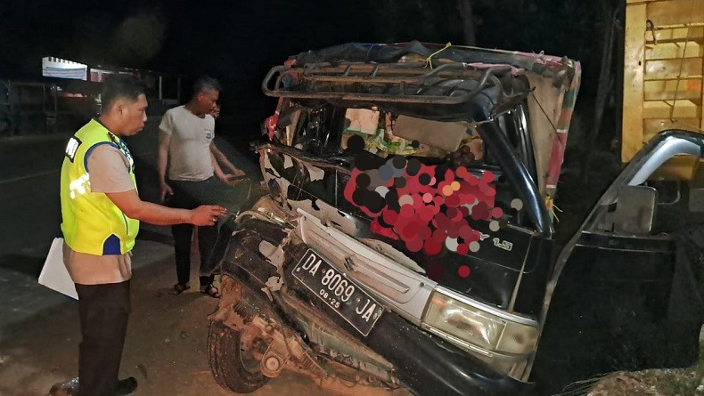 Kecelakaan di Tanah Laut Pikap Tabrak Truk Parkir, 1 Tewas 2 Luka-Luka 