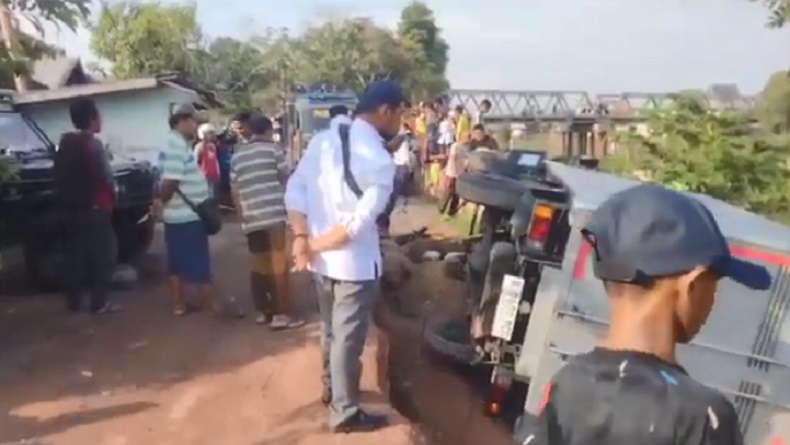 Mobil Boks Angkut Sembako Terguling di Banjar usai Nekat Lewati Jalan Rusak