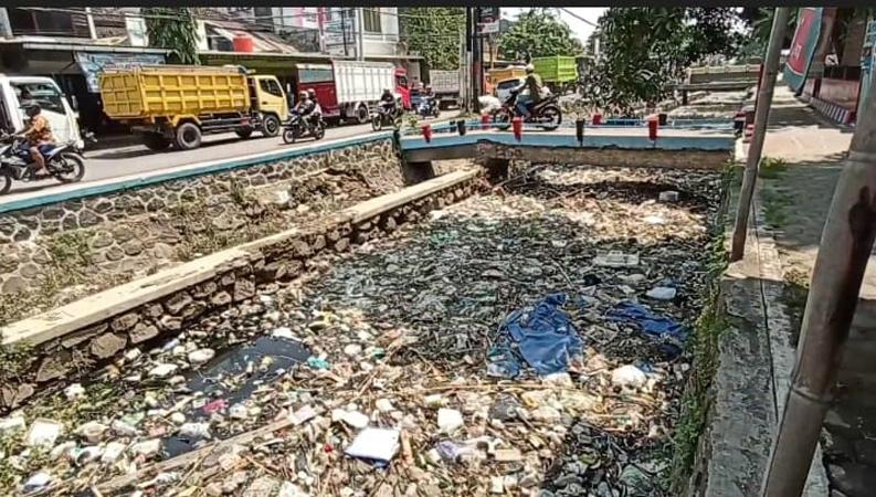  Sungai Aji Kendal Dipenuhi Tumpukan Sampah, Aliran Air Tersumbat