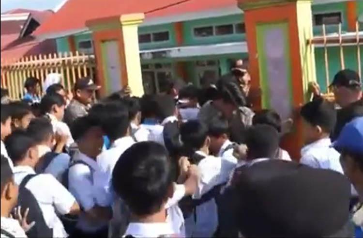 Buntut Penyegelan Sekolah, Ratusan Siswa SMPN 2 Batusangkar Terlibat Aksi Saling Dorong