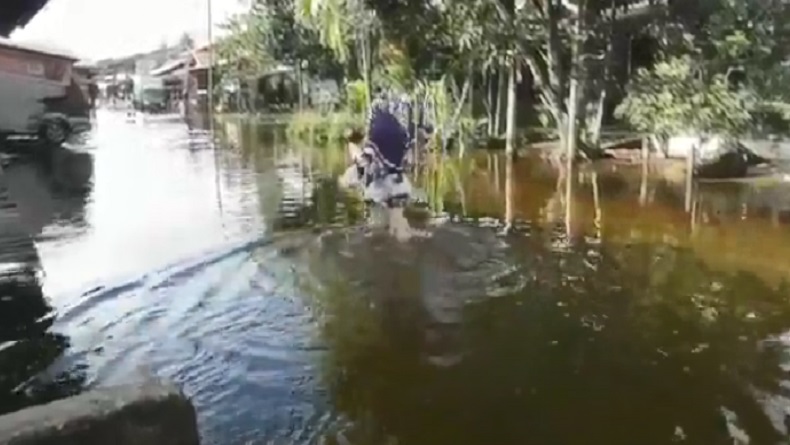 title Banjir di 13 Desa Aceh Singkil Mulai Surut, Ketinggian Air 60-90 Cm Banjir di 13 Desa Aceh Singkil Mulai Surut, Ketinggian Air 60-90 Cm