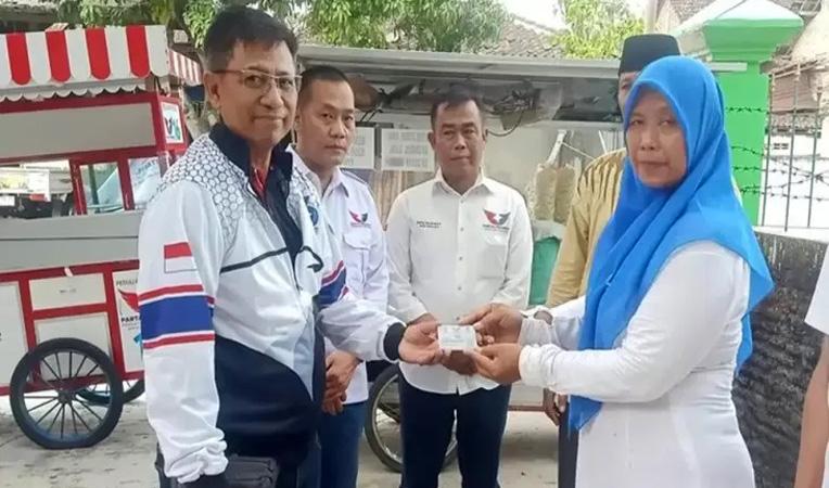  Dapat Gerobak Gratis dan KTA Berasuransi, Pedagang di Sragen: Terima Kasih Partai Perindo