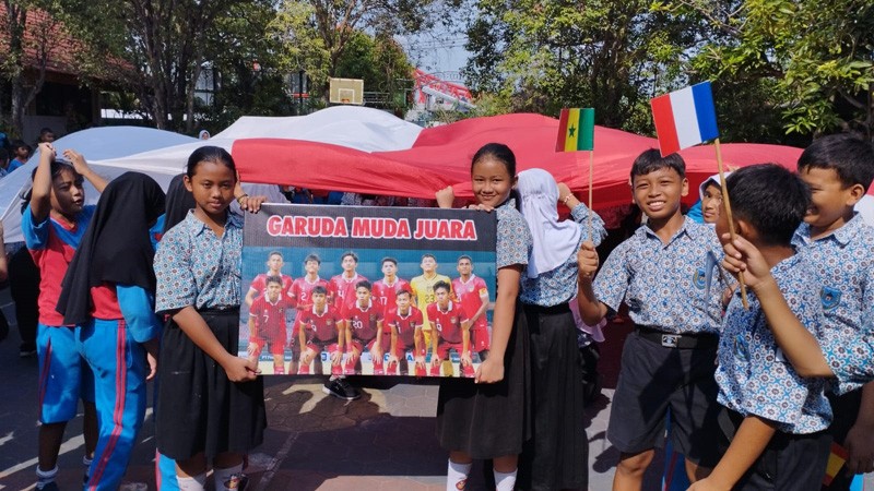 Demam Piala Dunia U-17 di Solo, Ratusan Siswa SD Kibarkan Bendera 24 Negara Peserta