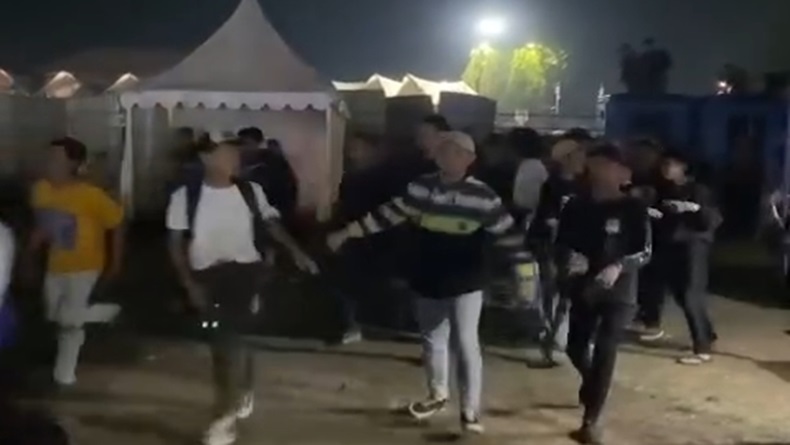 title Viral Pagar Konser Happy Asmara Dijebol Penonton di Indramayu, Netizen: Ribut Gak Jelas Viral Pagar Konser Happy Asmara Dijebol Penonton di Indramayu, Netizen: Ribut Gak Jelas