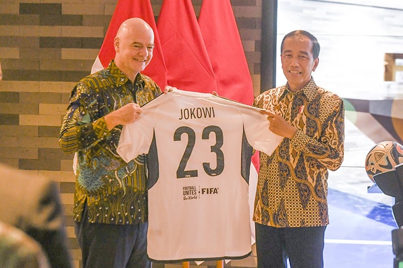 Presiden Jokowi Dapat Jersey Bernomor 23 dari Presiden FIFA Gianni Infantino - Bagian 1