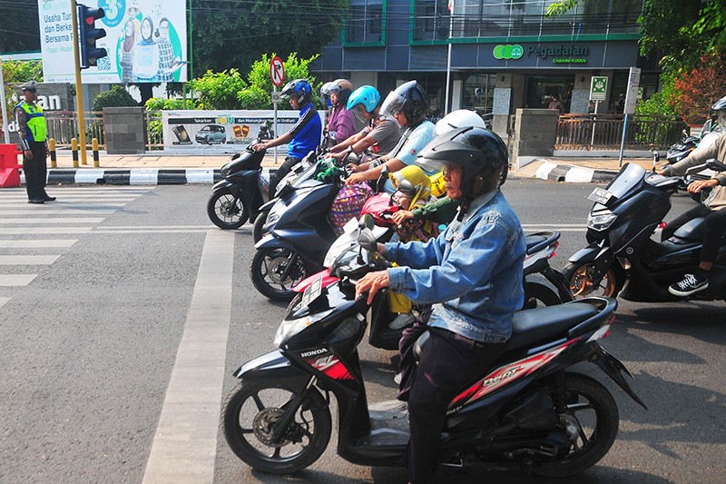 Pengendara Berhenti Selama 1 Menit, Mengheningkan Cipta Mengenang Jasa Pahlawan - Bagian 2
