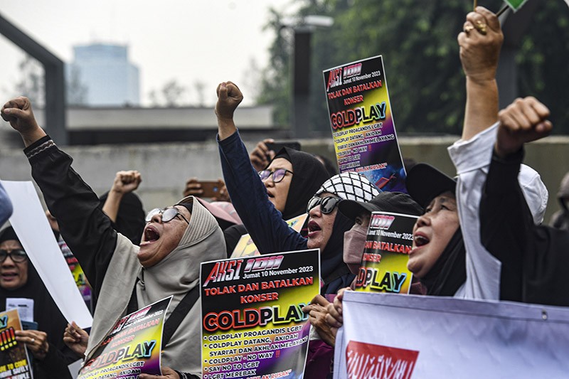 Aksi Emak-Emak Anti LGBT Tolak Konser Coldplay di Indonesia - Bagian 3