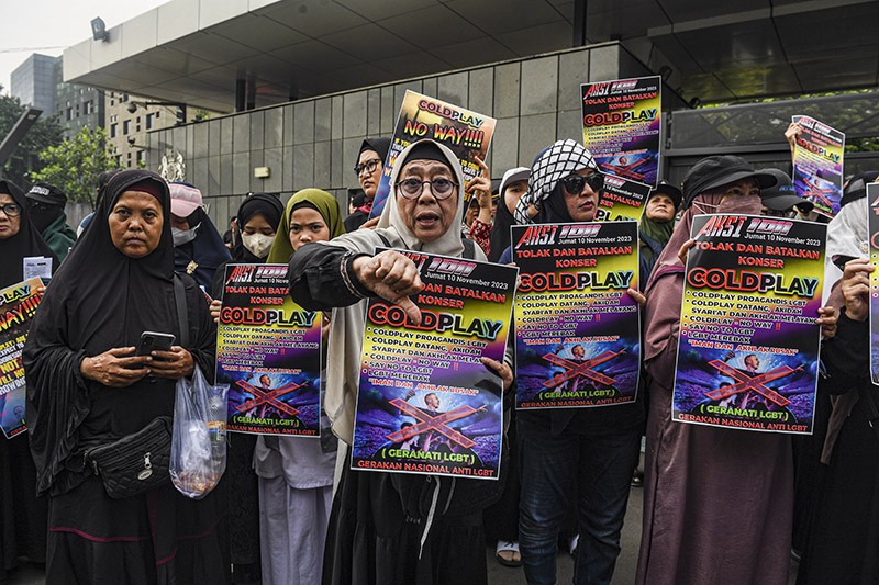 Aksi Emak-Emak Anti LGBT Tolak Konser Coldplay di Indonesia - Bagian 2