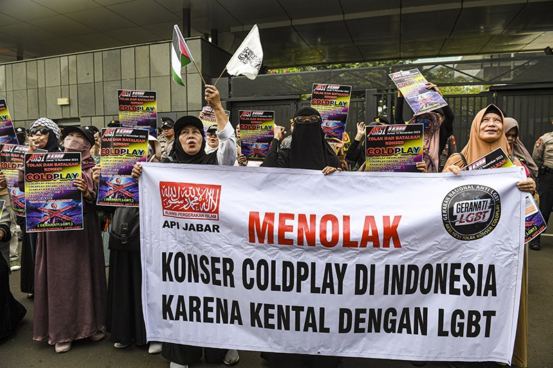 Aksi Emak-Emak Anti LGBT Tolak Konser Coldplay di Indonesia - Bagian 1