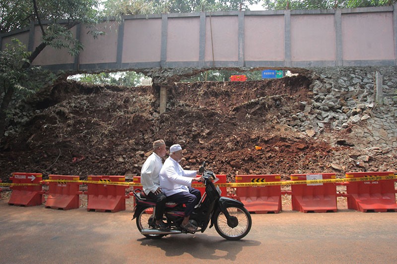 Turap Pembatas Taman Margasatwa Ragunan Longsor - Bagian 2