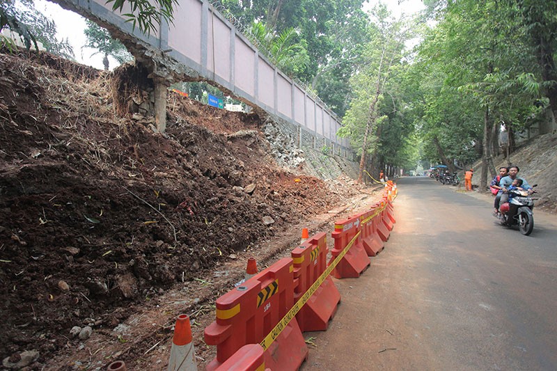 Turap Pembatas Taman Margasatwa Ragunan Longsor - Bagian 1