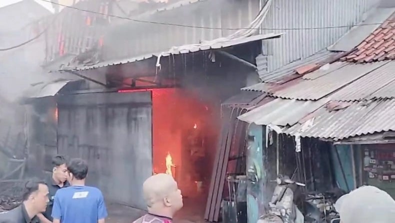 Bengkel dan Gudang Mesin di Bojongsoang Bandung Terbakar Hebat, Warga Panik