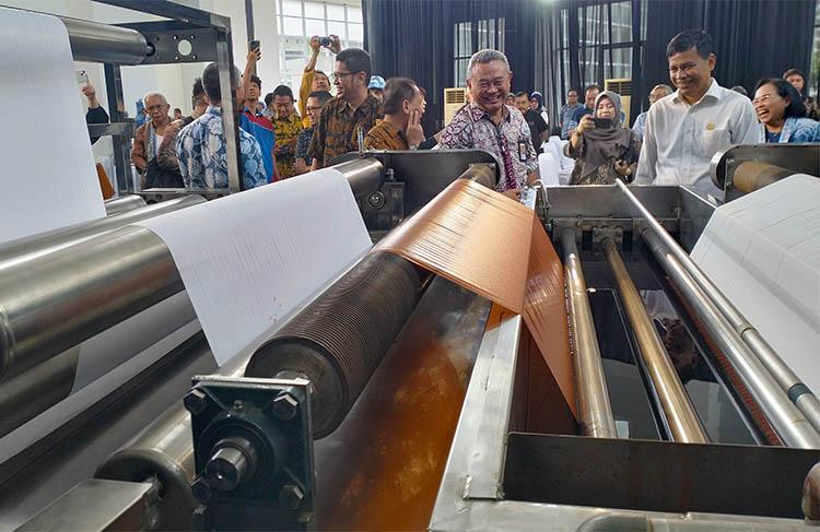title Keren, UGM Ciptakan Mesin Pewarnaan Kain dan Benang Pewarna Alami Keren, UGM Ciptakan Mesin Pewarnaan Kain dan Benang Pewarna Alami