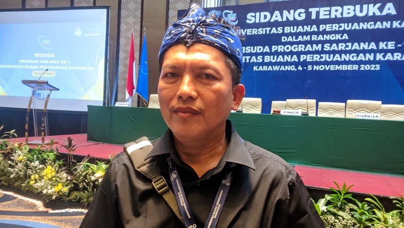 title Cerita Haru Office Boy Universitas Buana Perjuangan Karawang, Lulus Sarjana di Usia Paruh Baya Cerita Haru Office Boy Universitas Buana Perjuangan Karawang, Lulus Sarjana di Usia Paruh Baya