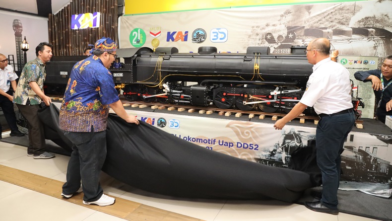 Miniatur Lokomotif Uap Terbesar Dipamerkan di Stasiun Bandung