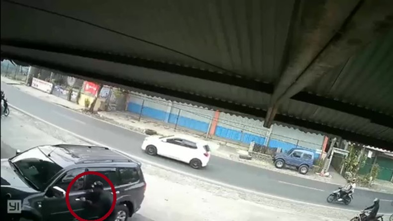 Terekam CCTV, Pencuri Gasak Rp15 Juta dari Mobil yang Sedang Ganti Ban di Cianjur