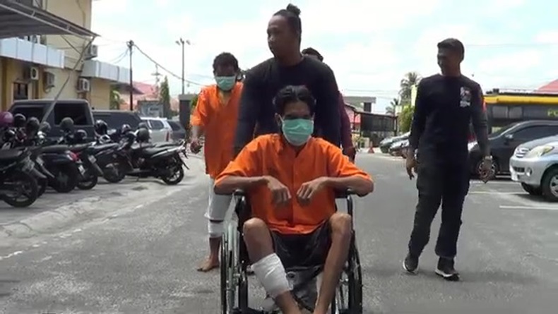 title 4 Perampok Gudang Minuman di Palangka Raya Ditangkap Polisi, 2 Pelaku Ditembak 4 Perampok Gudang Minuman di Palangka Raya Ditangkap Polisi, 2 Pelaku Ditembak