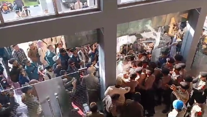 Unjuk Rasa Ratusan Mahasiswa di Garut Berakhir Ricuh, 2 Mobil Rusak