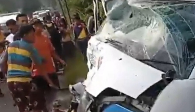 title Kecelakaan di Tapanuli Tengah, Minibus Tabrak Angkot, 1 Tewas 9 Luka  Kecelakaan di Tapanuli Tengah, Minibus Tabrak Angkot, 1 Tewas 9 Luka