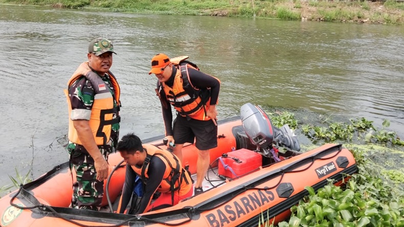 Berenang di Sungai Banjir Tarum Karawang, Bocah 9 Tahun Hilang Tenggelam