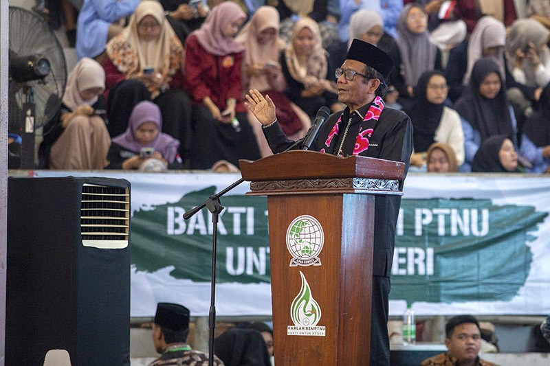 Mahfud MD Ajak Mahasiswa Bangun Negeri dengan Demokrasi yang Jujur - Bagian 2