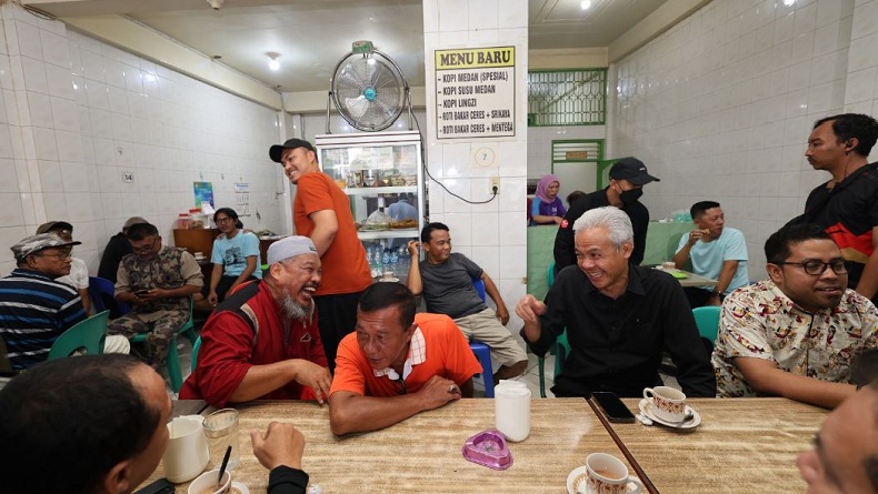 Momen Ganjar Ngopi di Kedai Legendaris Asahan, Pengunjung Langsung Heboh