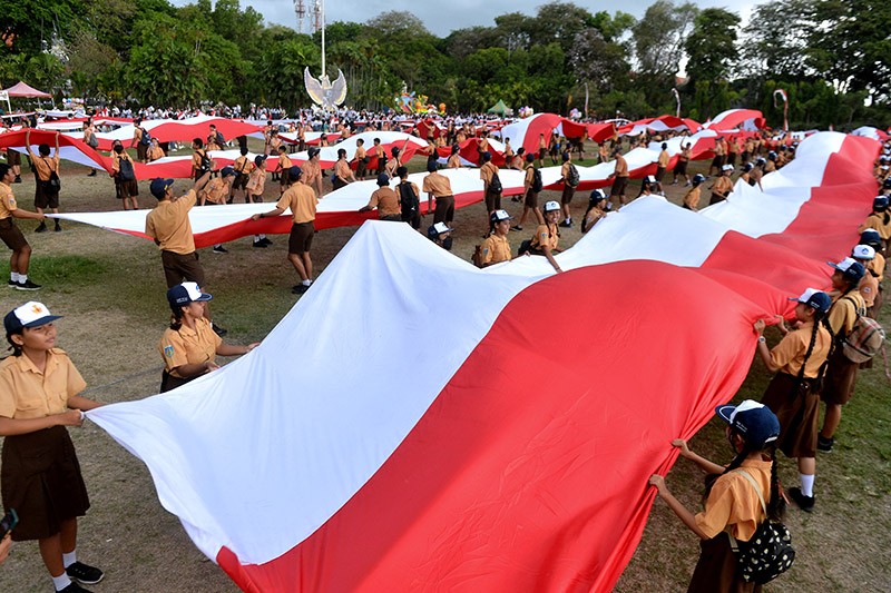 Kirab Bendera Merah Putih Sepanjang 1.001 Meter di Bali - Bagian 1