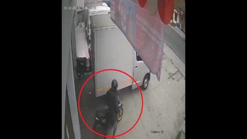 title Motor Milik Kurir Paket di Tasikmalaya Raib, Aksi Pelaku Terekam CCTV Motor Milik Kurir Paket di Tasikmalaya Raib, Aksi Pelaku Terekam CCTV