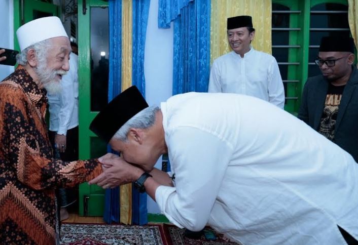 Silaturahmi ke Banten, Ganjar Dapat Dukungan Ulama Kharismatik Abuya Muhtadi