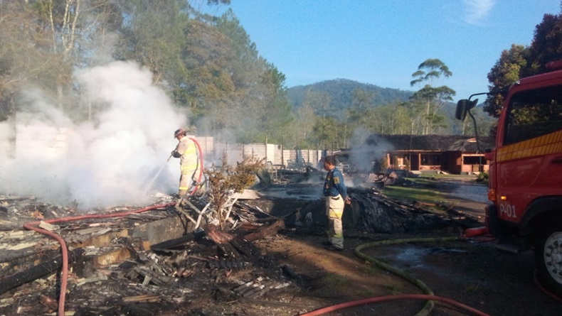 title Puluhan Penginapan di Objek Wisata Rancabali Bandung Terbakar, Diduga Korsleting Puluhan Penginapan di Objek Wisata Rancabali Bandung Terbakar, Diduga Korsleting