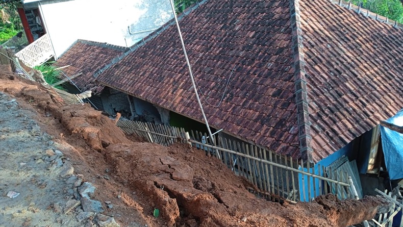 title Longsor Rusak Rumah di Cililin KBB, 1 Keluarga Terpaksa Ngungsi Longsor Rusak Rumah di Cililin KBB, 1 Keluarga Terpaksa Ngungsi