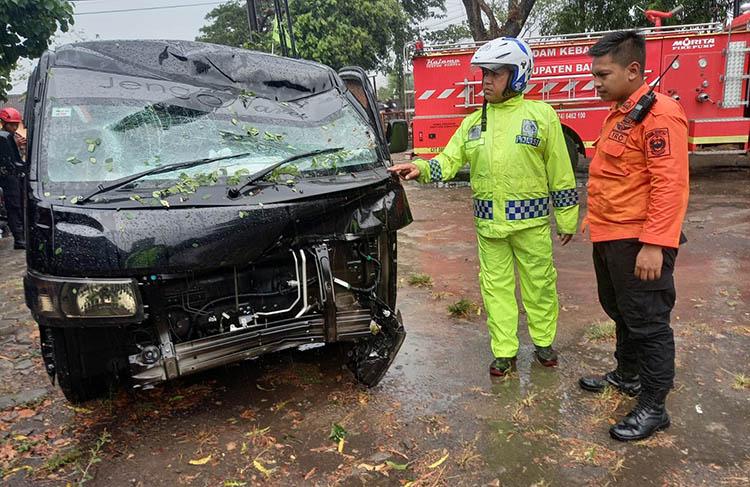 Kecelakaan di Ringroad Jogja, Mobil Pikap Ringsek Tertimpa Pohon Tumbang