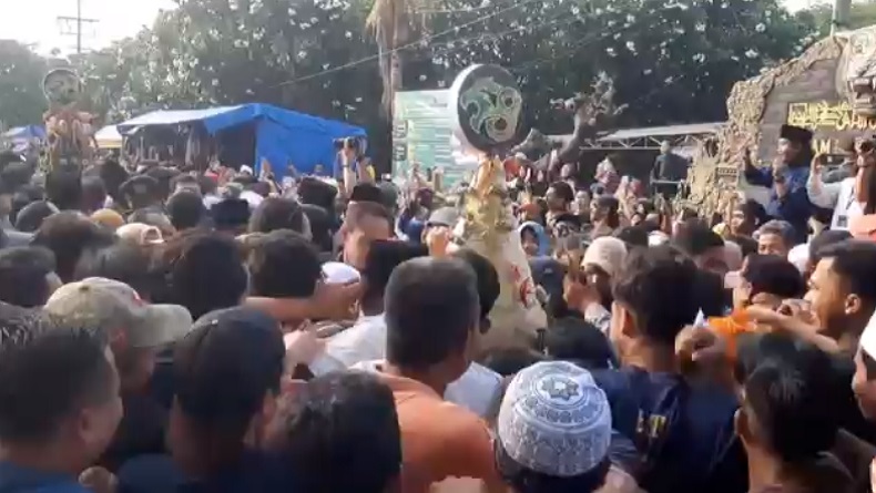 title Rebutan Tumpeng Agung Warnai Prosesi Haul Ulama Besar KH Muhammad Syafi'i di Gresik Rebutan Tumpeng Agung Warnai Prosesi Haul Ulama Besar KH Muhammad Syafi'i di Gresik
