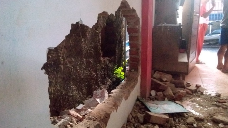 Lansia di Bandung Terjepit di Lorong Sempit, Tak Bisa Keluar di Sela-sela Tembok