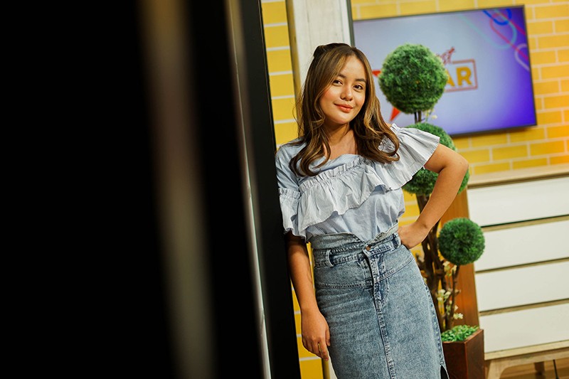 Gaya Avolia Penyanyi Lagu Hey Ladies Ciptaan Melly Goeslaw, Dipopulerkan Rossa - Bagian 3