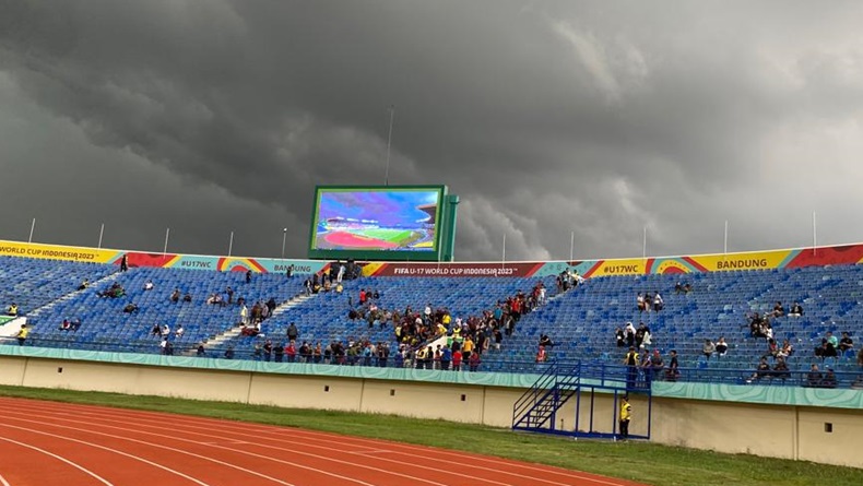 Cuaca Buruk di Stadion si Jalak Harupat, Laga Piala Dunia U-17 Sempat Terhenti