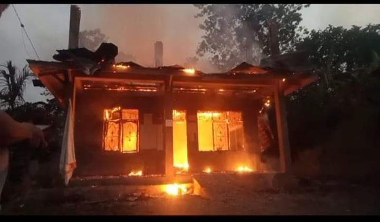 title Kantor Panwaslucam Botomuzoi Nias Ludes Terbakar, Diduga akibat Korsleting Listrik Kantor Panwaslucam Botomuzoi Nias Ludes Terbakar, Diduga akibat Korsleting Listrik