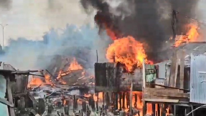 Kebakaran Hebat di Medan Hanguskan 8 Rumah, Diduga Pipa Penyalur BBM Pertamina Bocor